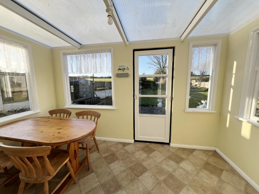 Lot: 34 - DETACHED COTTAGE ON GOOD SIZE PLOT - Garden room